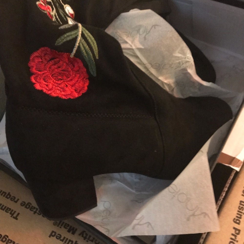 🔥RESTOCKED!! 🆕Over the Knee High Floral Boots🌹 - Picture 4 of 5